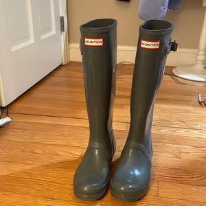 Bluish grey Hunter rain boots, gently used, size 6